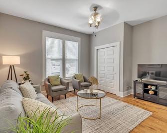 Recently Renovated Home in the Heart of Bellevue! home - Bellevue - Living room