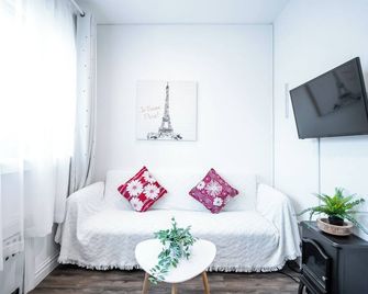 Stylish 3-bedroom House with Skylight and Access to Rooftop Deck and Patio - New York - Living room