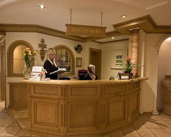 Hotel Speeter - Weisenheim am Berg - Rezeption