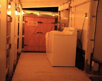 Romantic Hidden Tiny Home, 1 mile from the Sacramento river - Corning - Laundry facility