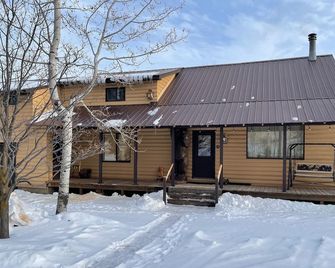 5 acre Cabin with Pond & Stream! - Downey - Edificio