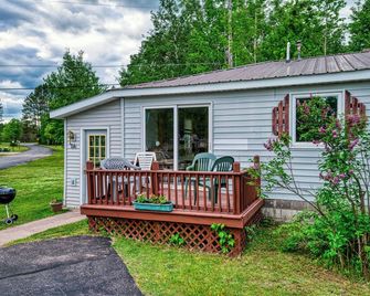 Lake Fun! Aquapark, Kayaks + Sups, Tot Lot, Lawn Games, Campfires - Cottage 7a - Little Lake - Patio