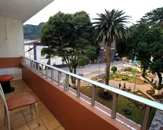 Hostal Plaza by Elvita - Baños de Agua Santa - Balcón