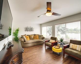 Kayaks and Fire Pits Waterfront Portage Getaway! - Portage - Вітальня