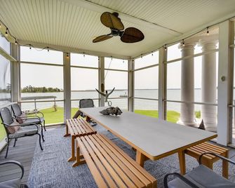 Bayfront White Stone Escape w/ Private Beach! - White Stone - Patio