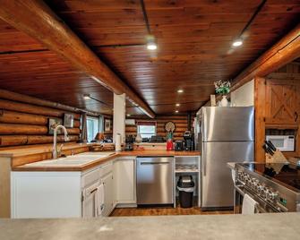 Comfortable Hunting Lodge near Medora, ND Sleeps 6 to 8 - Beach - Cocina