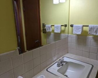 Great Plains Budget Inn - Lincoln - Bathroom