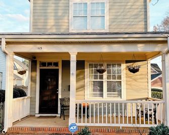 Charming 2-bedroom 1.5 bathroom house in downtown Greenville [30 Night Minimum] - Greenville - Edificio