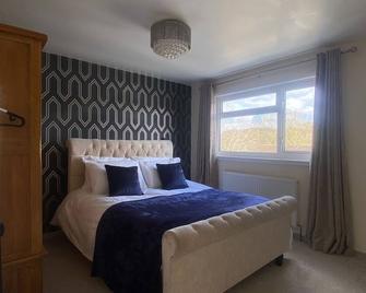 3 Bedroom House - Northampton - Habitación