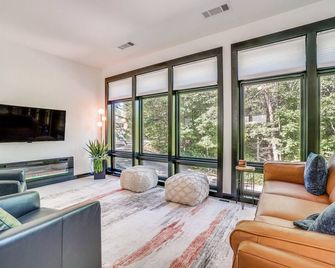 Luxury Modern Home on Golf Course w/ Game Room! - Helen - Sala de estar