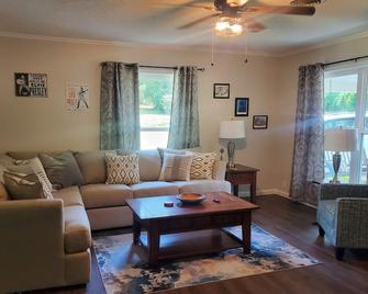 Spacious Historic Downtown home that sleeps up to 10! - Tupelo - Living room
