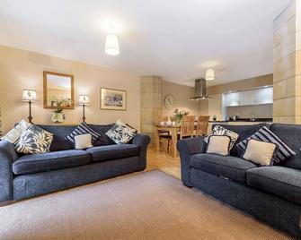 Sleeps 4 guests in 2 bedrooms - Fort Augustus - Wohnzimmer