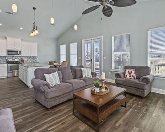 Hook Wine & Sinker Lodge at Hackberry - Hackberry - Living room