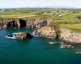 A holiday home that sleeps 6 guests in 3 bedrooms - Dungarvan - Beach