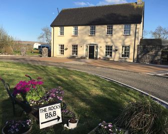 The Rocks B&B - Crumlin - Edificio
