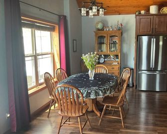 Charming modern farmhouse - four miles from WSRC - Sparta - Comedor