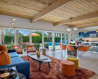 On The Rox- Luxury Refreshing Mid-Century Mod- Pool, Spa, Firepit, Outdoor Kitchen & More - Palm Springs - Huiskamer
