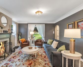 King-sized bed, Family and pet friendly, Full kitchen, Laundry room, Garage - Toledo - Living room