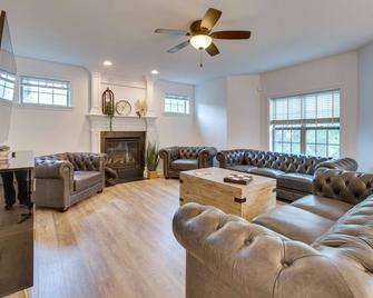 Prime Peoria Retreat with Deck and Fireplace! - Peoria - Living room