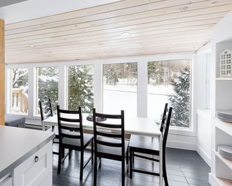 Nature et tranquilité à une heure de Montréal, vue sur le lac - Sainte-Julienne - Dining room