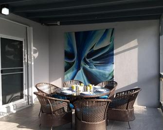 Turquoise Villa 3 bedrooms/2 bathrooms 5 minutes drive to Eagle Beach - Oranjestad - Dining room