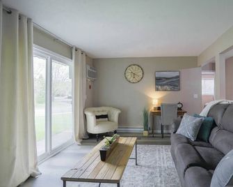 Jelinek Hideaway Unit 6 - Modern 2br Apartment - Schofield - Living room