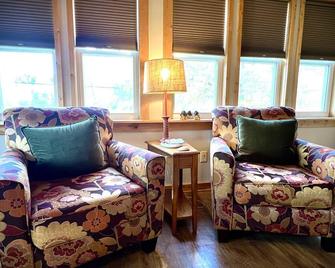 Dagget Hollow- Mississippi Suite - Grafton - Living room