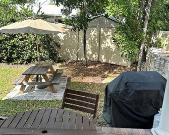 Spacious 4 bedroom / 2.5 bathrooms / Private Free-Standing House - Fort Lauderdale - Patio