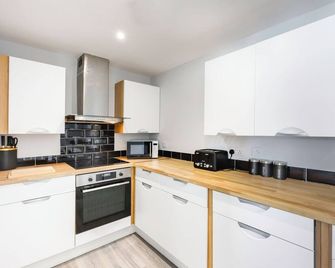 Duffus Nights - Macduff - Kitchen