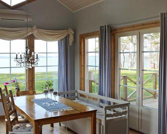 5 Person Holiday Home In Mariestad - Mariestad - Comedor