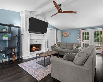 Modern and charming home minutes to downtown! - Johnston - Living room