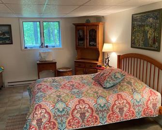 Spacious 1-bedroom apartment in peaceful East Chatham with WiFi - East Chatham - Bedroom