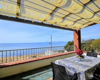 Casa Terry A: A graceful apartment located right on the beach, with Free WI-FI. - San Marco di Castellabate - Balcone