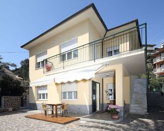 Appartamenti Villa delle Ciliegie - Deiva marina - Building