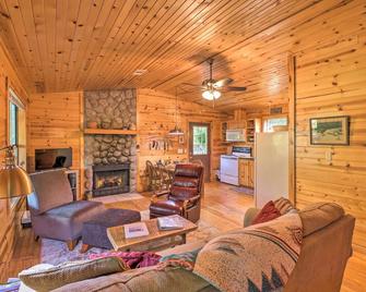 Mountain View Cabin with Wraparound Deck! - Mountain View - Living room