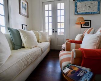 The Sandpiper Inn & Cottages - Crossing Rocks - Living room