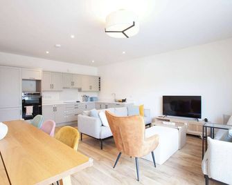 Modern 3BD Split-Level Home with Balcony,Dublin 16 - Dublín - Menjador