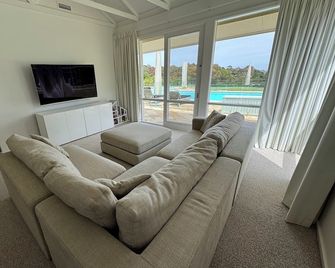 Bayfield Resort - Pool | Pickleball | Basketball - Mount Martha - Living room
