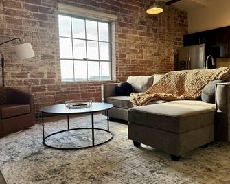 Downtown Dream - A Home Run in the Arts District - Tulsa - Living room
