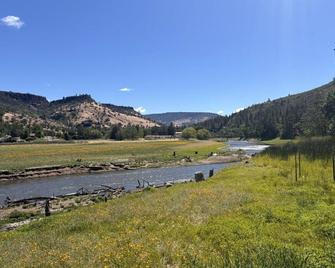 Klamath Riverside Dream - Montague - Outdoors view