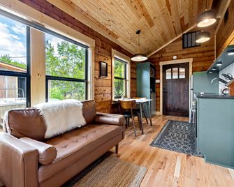 Romantic Log Cabin on Smith Creek with EV Charger - Wimberley - Living room