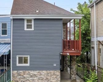 Bloomfield, Pittsburgh Bright and Spacious TWO Bedroom Apt with Free Parking - Pittsburgh