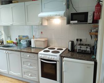 Modern holiday home in quiet location near Freshwater East beach - Pembroke - Cuisine