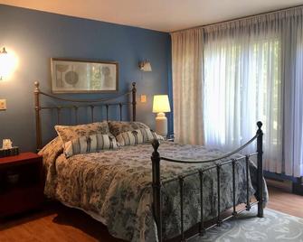 Bedrock B&B - 5 min to lake and forest and in-town amenities. - Gravenhurst - Schlafzimmer