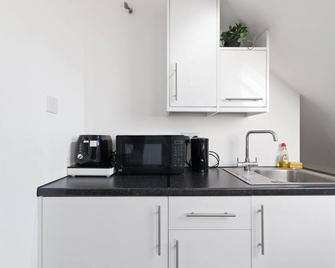 Superb Apartment with parking - Harrow - Kitchen