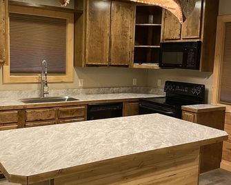 Cabin with peekaboo views of Glacier Park - Kalispell - Kitchen