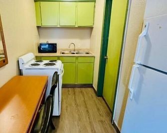 Bostonian Inn & Suites - Hitchcock - Kuchyň