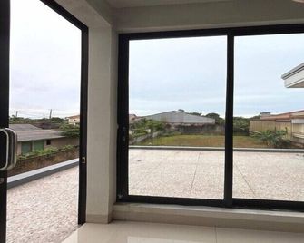 Luxury Deluxe Dbl Retreat W/ Free Wifi And Parking - Pangkalpinang - Balcón
