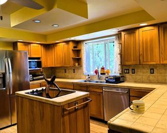 Family House by the Waterfall - Private, Countryside, Waipio, Stream, WiFi, Laundry - Honokaa - Cocina