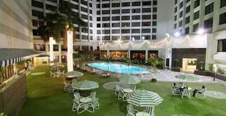 Regent Plaza Hotel & Convention Centre - Karachi - Zwembad